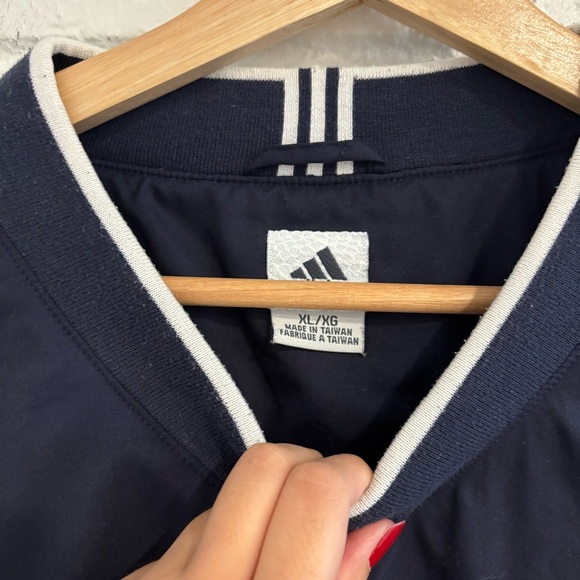 Adidas vintage windbreaker pullover in navy blue - Picture 2 of 3